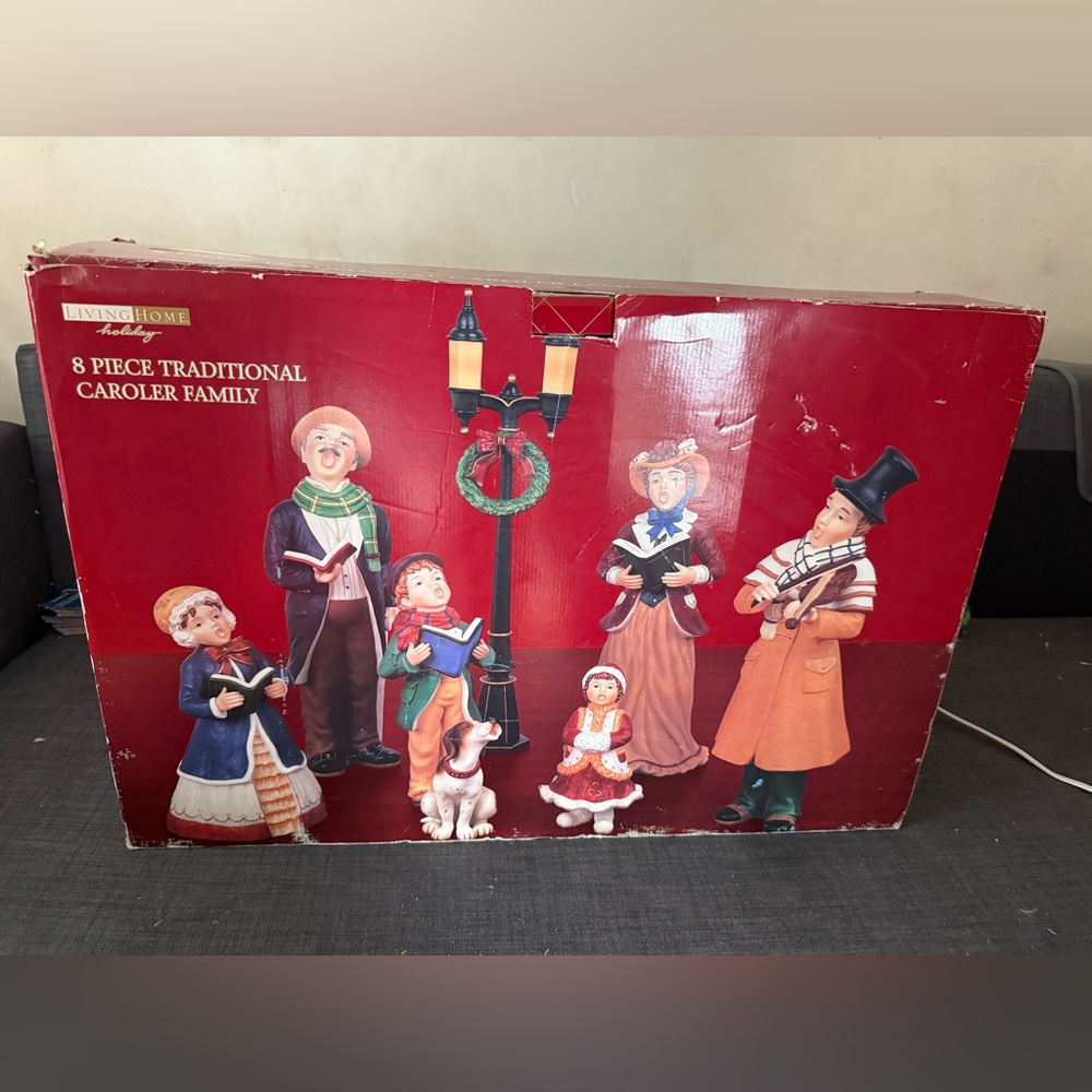LIVING HOME 8 PIECE TRADITIONAL CAROLER FAMILY - CHRISTMAS HOLIDAY DISPLAY
